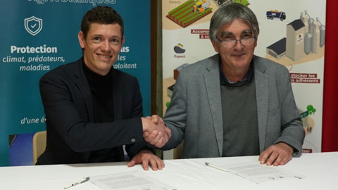 « Nous sommes très heureux de déployer ce concept innovant, qui renforce le bien-être animal, améliore les conditions de travail des éleveurs et contribue à la stabilité économique des exploitations, tout en produisant de l’électricité propre et locale », vante Stéphane Michaut (à g.), directeur grands projets de Tenergie, au côté de Denis Mathé, président d'Océalia.