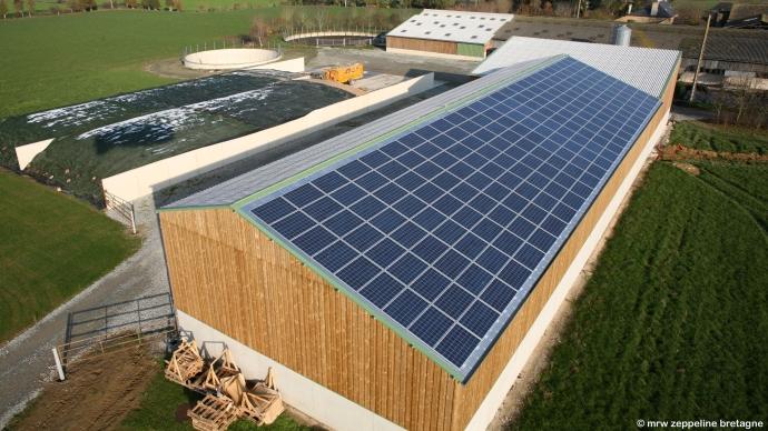 Installation photovoltaïque sur un bâtiment agricole.