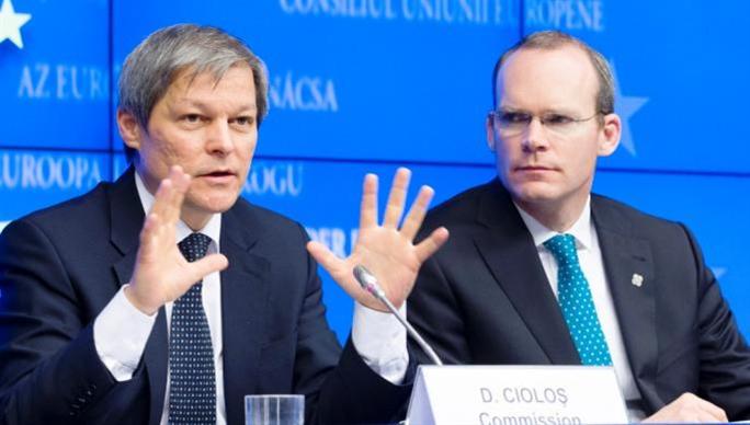 acian Cilos, commissaire européen à l'Agriculture et Simon Coveney, ministre irlandais de l'Agriculture, en charge de la présidence de l'Union européenne.
