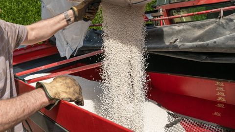 La proposition de loi prévoit une baisse rapide des limites maximales autorisées de cadmium dans les engrais phosphatés : à 40 dès 2027, puis à 20 à partir de 2030.
