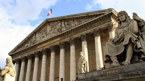 Le texte doit désormais être soumis à un ultime vote à l'Assemblée nationale lundi soir et au Sénat mardi, en vue d'une adoption définitive.