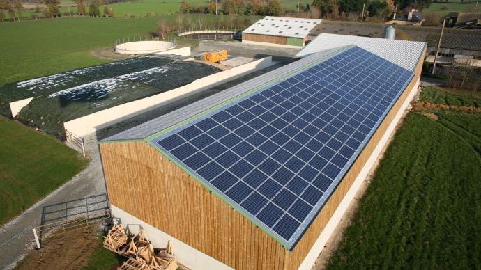 Panneaux photovoltaïques sur toiture d'un bâtiment agricole.