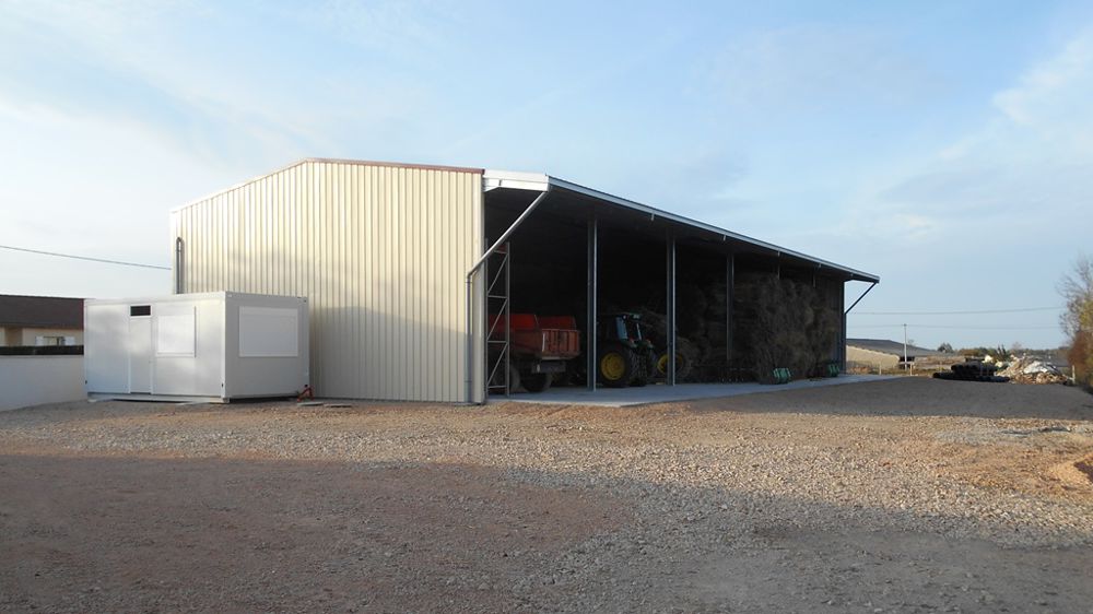 Hangar métallique ou hangar en bois : quelles différences de qualité, de prix et de garanties ?