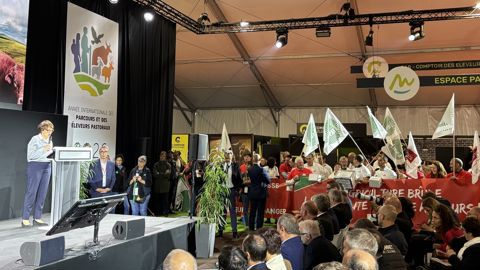 Au Sommet de l'élevage, la ministre de l'agriculture a tenté de rassurer les éleveurs sur l'efficacité de l'assurance prairie.