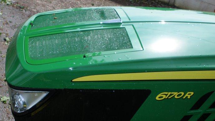 Deux impacts de grêle sur les grilles de ventilation de ce John Deere.