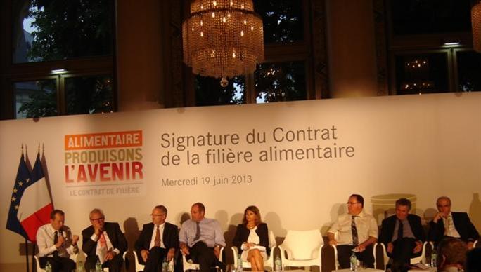 pour René Buisson, président de l'Ania jusqu'au 19 juin dernier, le contrat filière alimentaire est un exemple d'accord interfilière dont les autres secteurs d'activité devraient s'inspirer pour redresser la capacité de production de la France. Ce contrat de filière associe les syndicats salariés, les entreprises, la distribution et les filières agricoles autour d'un projet commmun pour reconquérir des marchés à l'export, créer de l'emploi et être plus compétitifs