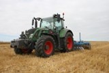 Tracteur Fendt 716 Vario travaillant le sol.