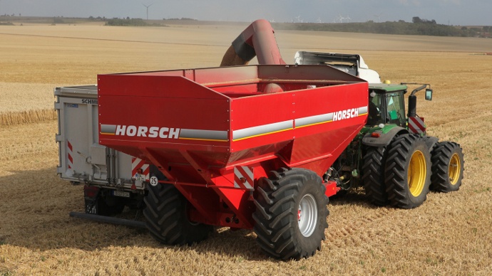 Un transbordeur Horsch Titan sur les chantiers de récolte Vidange d'un transbordeur Horsch Titan