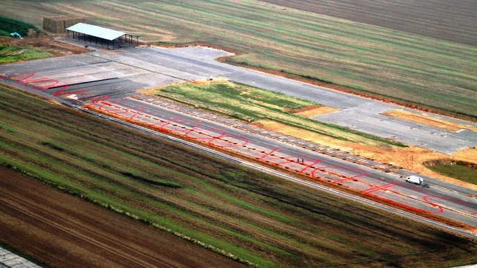 Vue du ciel, la dalle de béton de la ferme de 1.000 vaches en court de démontage.