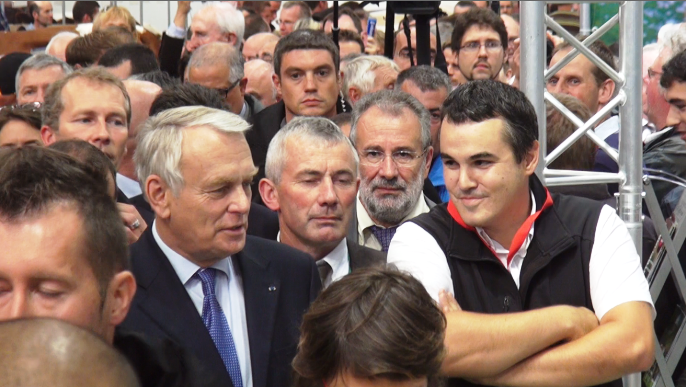 Jean- marc Ayrault entouré par ses deux ministres de l'Agriculture et de l'Agroalimentaire. En retard de deux heures sur l'horaire prévu, il a été contraint de renoncer à écourter sa visite, pris dans la foule de salariés et d'éleveurs en colère.