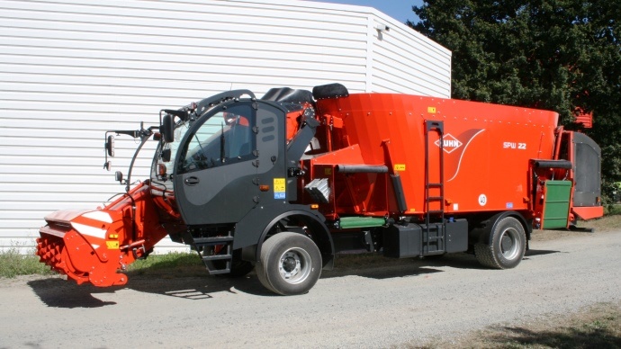 Cette automotrice Spw est équipée de l'option tapis arrière et du tapis inclinable ydrauliquement.