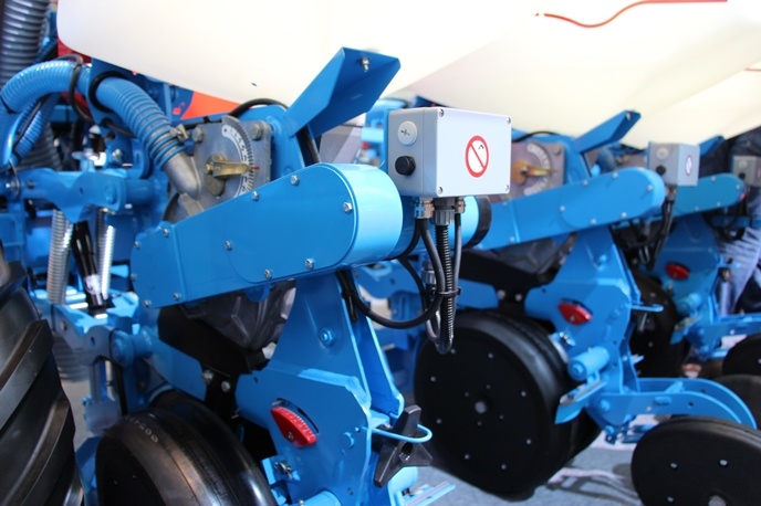 En bleu, le moteur et la distribution alimentée par une courroie.