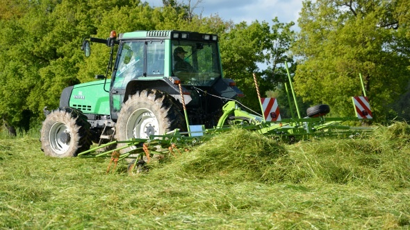 Le foin reste de loin le premier mode de conservation de l'herbe, aavec 3 millions d'ha sur un total de 11 millions d'ha de prairies