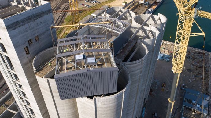 Construction des huit cellules et de la tour de manutention, haute de douze étages et plus de cinquante mètres de haut, en avril 2024.