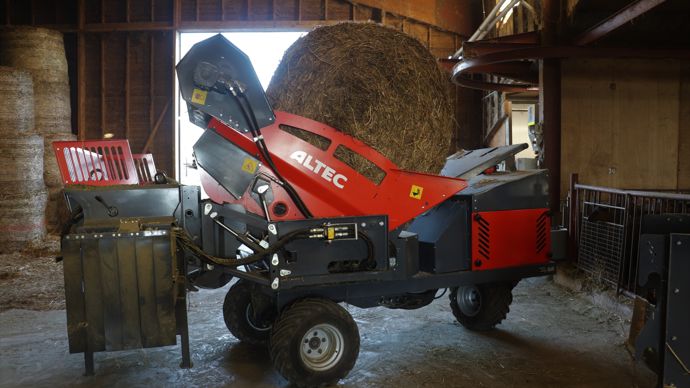  - Quand la Multicompact se retrouve vraiment coincée contre un obstacle, il est possible de faire tourner l'outil pour l’éloigner. Grâce à la roue directrice, la machine peut tourner sur place.