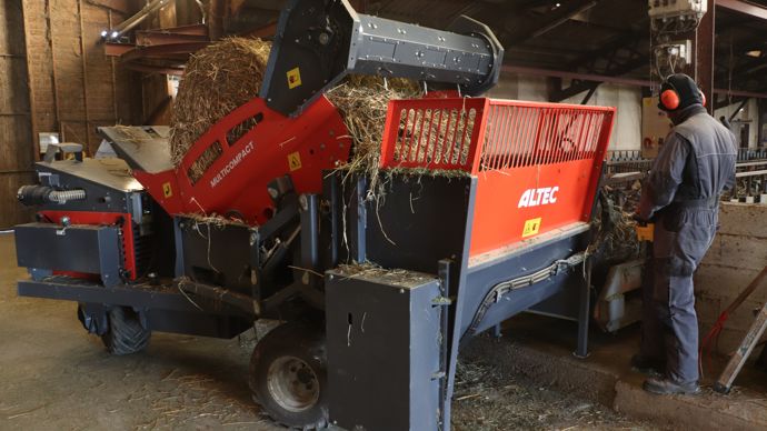  - Lorsqu'il utilise la machine, l’éleveur protège ses oreilles avec un casque, car la machine à haut régime génère un bruit important.
