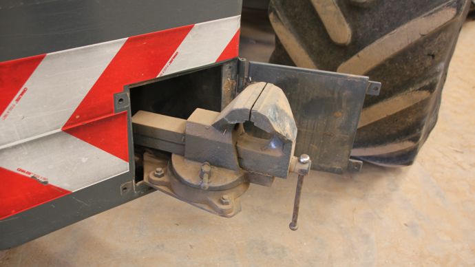 Accessible par une trappe étanche boulonnée et monté sur une glissière, cet étau intégré au coffre se révèle parfois très utile pour travailler au champ.