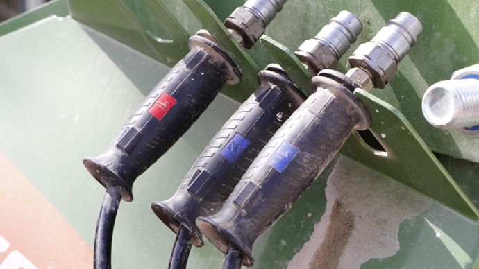  - Les prises hydrauliques sont équipées de poignées ergonomiques et d'un code couleur.