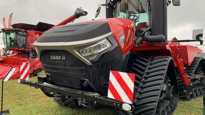 Encore une médaille pour le groupe CNH avec le capteur d’alimentation sur la moissonneuse-batteuse Axial-Flow de Case IH. Des radars sont montés au-dessus des rabatteurs, sur un support repliable. Ils mesurent la hauteur, la densité et les conditions de la récolte afin d’ajuster les mesures du contrôleur de débit. Ces capteur sont également capables d’analyser le profil de sol afin d’ajuster de façon précise la hauteur de la barre de coupe.