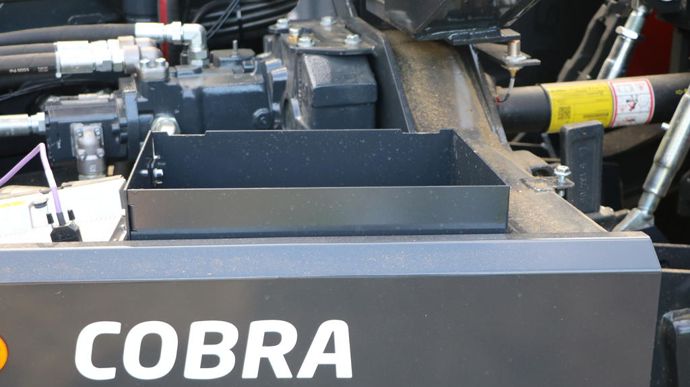 Les tôles abritent une boîte à outils de 20 litres.