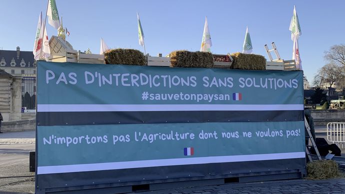  - Un conteneur apporté sur la place des Invalides à Paris a fait office de scène pour les prises de parole.