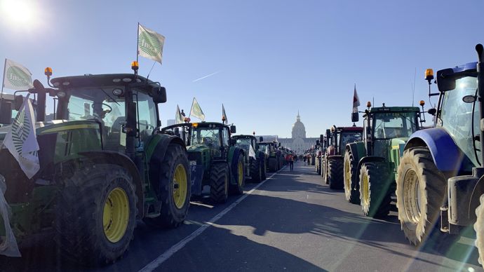  - Après avoir défilé sur le périphérique parisien, les engins agricoles se sont garés en file indienne face aux Invalides.