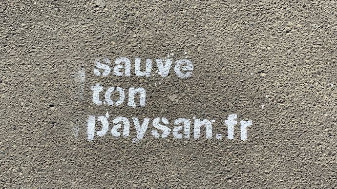  - #sauvetonpaysan, créé par les Jeunes agriculteurs et repris lors de mobilisations, a été inscrit sur les trottoirs aux abords de la place des Invalides.