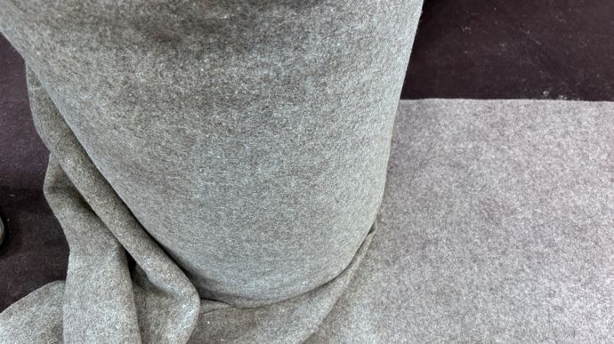 Rouleaux de paillage Capinea® facilement découpable, prêt à l’emploi, il s’adapte à tous les espaces.