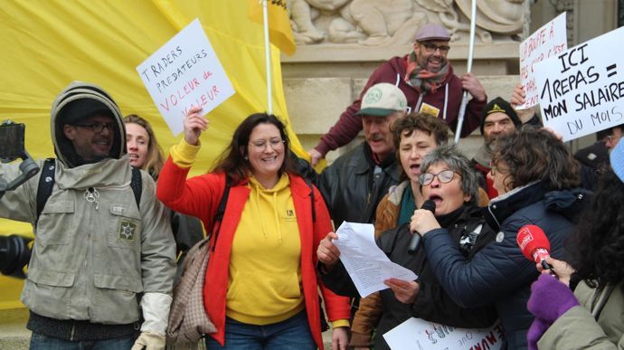 Les agriculteurs ont entamé plusieurs chansons avec des paroles remaniées.