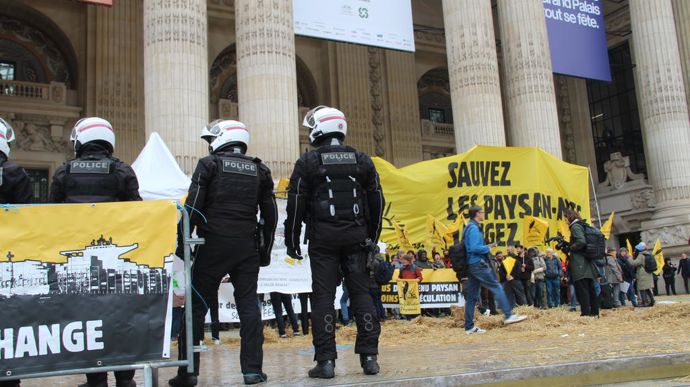 Les forces de l'ordre ont encerclé les manifestants.