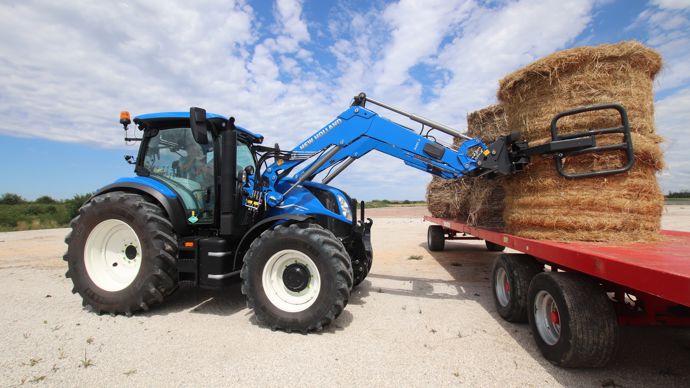  - Le gabarit du T6.180 se prête bien à une utilisation au chargeur frontal. Le tracteur est alors dépourvu de la réserve de gaz additionnelle, placée à lavant.
