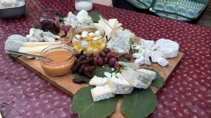 Summer réalise 7 types fromages avec les 70 chèvres de la ferme.