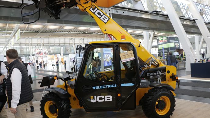  - La tendance est à l’électrification pour les petits engins de manutention. JCB n’y échappe pas et présente le 525.60e à Hanovre. Il est le pendant tout électrique de son cousin diesel de 74 ch. Sa batterie Li-ion de 94 kWh assure une autonomie de 3h30 en utilisation intensive non-stop. Deux chargeurs sont possibles : un qui recharge la machine en 8 h, et un rapide qui le fait en 1h50. Avec ce dernier, il faut moins d’une heure pour remonter la charge de 20 à 80 %.