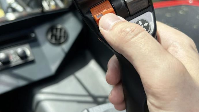 Le joystick est fixé au siège du conducteur pour suivre ses mouvements. Ces boutons sont configurables depuis l'écran tactile.