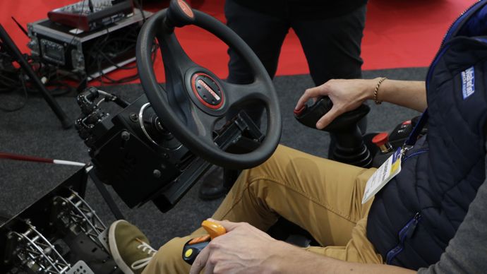  - Manitou fait sensation avec son concept de joystick qui pilote la direction du chargeur télescopique. Le volant ne sera pas démonté pour autant car nécessaire pour la route. En dirigeant la machine d’un simple mouvement du pouce gauche, l’idée est de réduire les troubles musculo-squelettiques liés aux milliers de tours de volant que peuvent demander certaines journées de manutention.