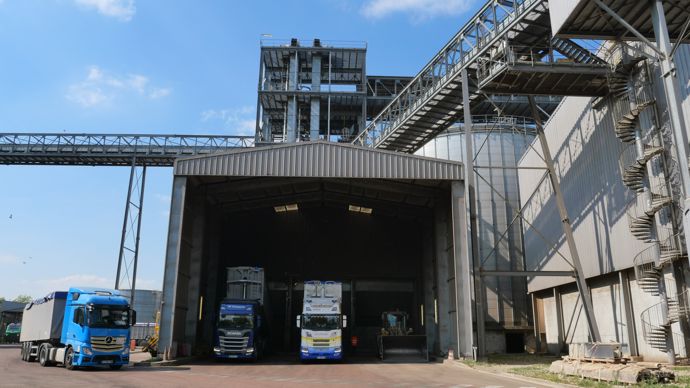  - 150 camions livrent chaque jour du colza à l'usine, au rythme d'un camion toutes les 7 minutes environ. La capacité de stockage du site est de 24 000 t, soit 8 jours de production.