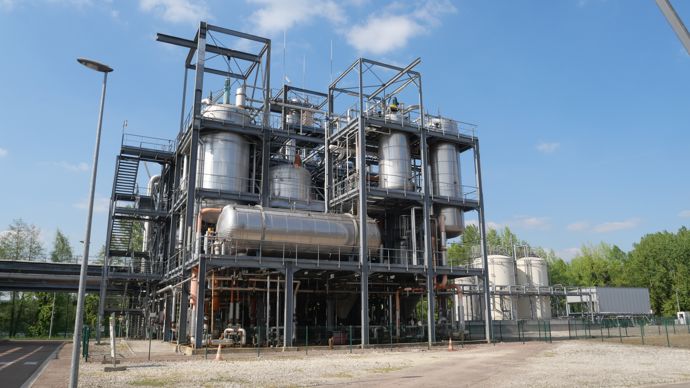  - C'est dans cette unité que sont estérifiées les huiles. Le procédé conduit à l'obtention du biocarburant et de glycérine végétale brute, coproduit également valorisé.