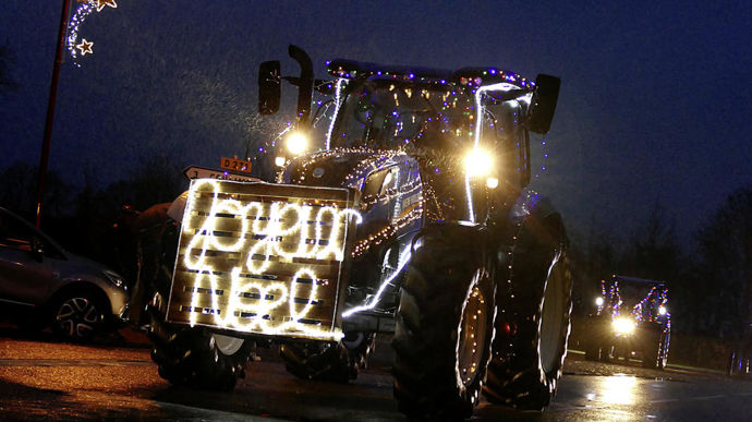 À Saint-Jouin-de-Blavou dans l'Orne, agriculteurs, salariés, retraités et étudiants en agriculture illuminent les tracteurs et animent le Noël des enfants.