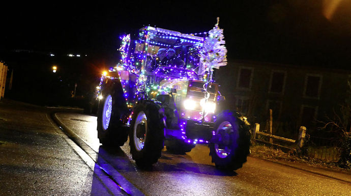 Un des tracteurs illuminés pour la parade d’engins agricoles.
