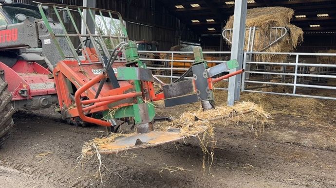 Deux disques hydrauliques permettent de défaire le ballot et répartir la paille.