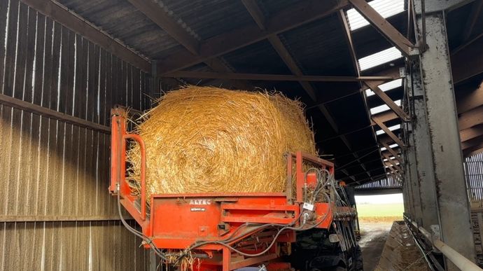 Des peignes et dents permettent d'éviter la présence de pierres dans le flux de paille.