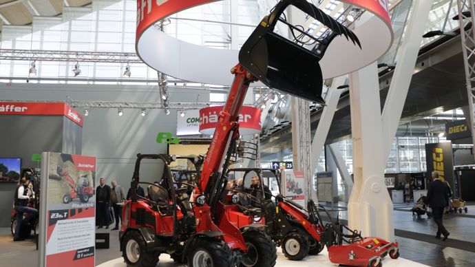  - Le fabricant allemand de valets de ferme Schäffer présente à Eurotier son nouveau venu. Il s’agit du tout premier valet de ferme tout électrique à flèche télescopique. Sa hauteur de gerbage atteint 3,72 m. A cette hauteur, c’est 1 275 kg qui peuvent être amenés. Sans télescopage de la flèche, c’est 1,6 tonne. La batterie Li-ion peut fonctionner 8h en utilisation normale d’après le constructeur.