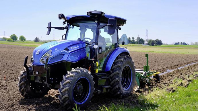 New Holland poursuit le développement de solutions alternatives au GNR avec ce T4 Electric Power électrique. Sa puissance peut atteindre 120 ch, et il conserve une boîte mécanique.