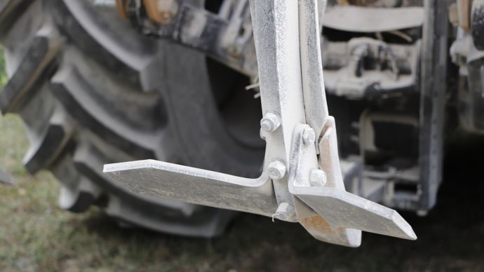 Détail de la dent avec son ailette plus courte sur le côté. Technique peu orthodoxe pour rester dans le gabarit routier et sur la bonne largeur de travail. Du coup, scalpage un peu approsimatif en bordure. Au passage, le boulon bien saillant sur la partie qui est en terre n'est pas top non plus.