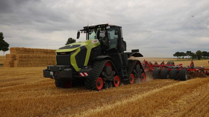 Claas complète la gamme Xerion par le haut en ajoutant deux modèles. Ceux-ci arborent un plus gros châssis, un nouveau design et des équipements supplémentaires. Baptisés Xerion 12.590 et 12.650, ces deux tracteurs abritent un moteur Mercedes 6 cylindres de 15,6 litres. Ce bloc développe des puissances de 590 à 650 ch.