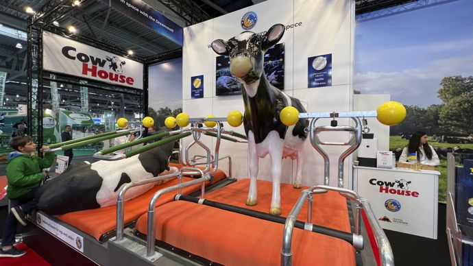 - Cowhouse présente Dreamstall, sa « logette de rêve ». La logette est conçue pour permettre à la vache de bouger sans entrave dans son espace et ainsi d’avoir des mouvements plus naturels. La barre de garrot est remplacée par deux éléments sphériques, ce qui permet à l’animal de se tenir dans l’espace intermédiaire. Cette solution offre plus de souplesse et de liberté qu’une barre traditionnelle.