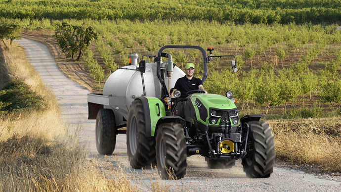 Deutz-Fahr dévoile ses nouveaux 5 TB. Cette série de tracteurs d’entrée de gamme, comprend deux modèles avec le 5105 et 5115 TB de 106 et 116 ch.  Ces tracteurs sans cabine, sont conçus pour les travaux d’élevage, en particulier dans les bâtiments bas. Les deux modèles sont motorisés par un bloc Farmotion de 4 cylindres.