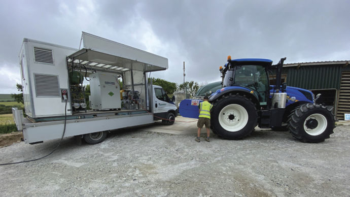 - New Holland collabore avec Bennamann pour développer une solution modulaire, performante et économiquement soutenable pour produire et utiliser du biométhane comprimé (GNC). Bennamann propose des solutions pour capter le méthane fugitif des fosses à lisier, pour le purifier et pour distribuer ce carburant sur l’exploitation agricole. New Holland élargit sa gamme de tracteur GNC avec le T6 Methane Power avec transmission Dynamic Command.