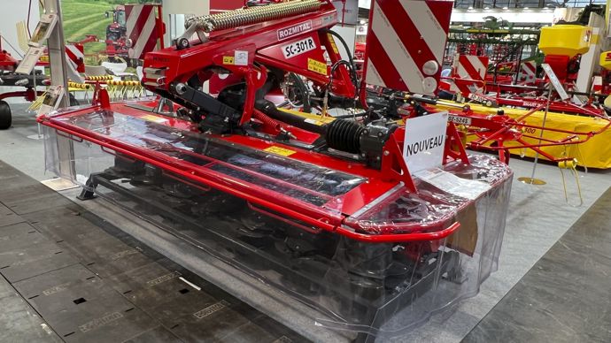  - Le constructeur tchèque Rozmital profite du salon pour lancer la SC-301 R, une faucheuse-conditionneuse frontale de 3,01 m de largeur de travail.