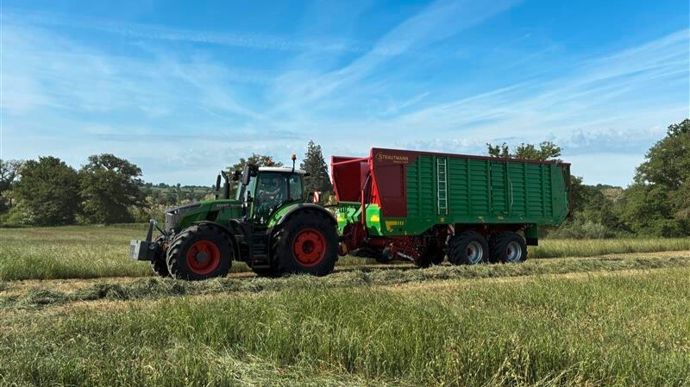 Strautmann expose la Magnon 9. L'autochargeuse présente une longueur de coupe théorique de 22 mm : « la plus courte du marché », affirme l'équipementier. Sa conception compacte permet un faible poids à vide.